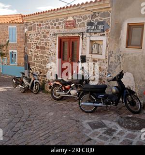 Molyvos alte gepflasterte Seitenstraßen und Gassen, Lesbos Blick vom 2022. Oktober. Herbst. Stockfoto