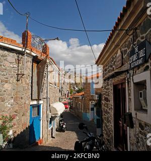 Molyvos alte gepflasterte Seitenstraßen und Gassen, Lesbos Blick vom 2022. Oktober. Herbst. Stockfoto