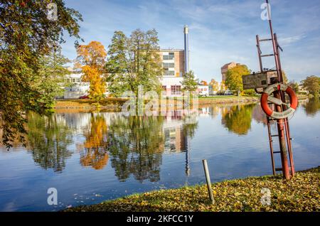 Svartån oder „schwarzer Fluss“, der im Herbst in Schweden durch das Stadtzentrum von Örebro, der Hauptstadt der Grafschaft Närke, fließt Stockfoto