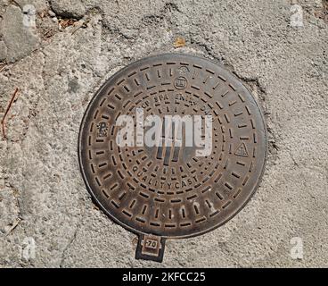 Schachtabdeckung, Metall, Guss. Englisch. Lesbos Views Oktober 2022. Herbst Stockfoto
