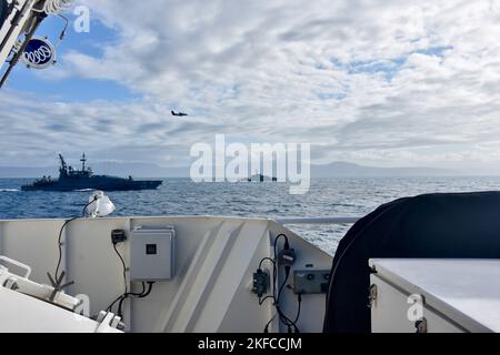 Der Sentinel-Klasse-Schnellabschneider USCGC Oliver Henry (WPC 1140) nimmt an einem multilateralen Formationsschiff Teil, das am 6. September 2022 Cairns, Australien, mit Crews aus Australien und Fidschi verlässt, während die anderen Schiffe zum Übungskakakadu vor Darwin abfahren. Zu den Schiffen gehören HMAS Melville, ein Schiff der Leeuwin-Klasse, HMAS Wollongong, ein Schiff der Armidale-Klasse, RFNS Savenaca, Ein Schiff der Guardian-Klasse und der Oliver Henry. (USA Foto der Küstenwache, Kleinoffizier der Klasse 2., Sean Ray Blas) Stockfoto