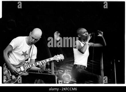 SKUNK ANANSIE, FIRST GLASTONBURY, 1995: Skin (Deborah Dyer) und Gitarrist Ace (Martin Ivor Kent) von Skunk Anansie auf der NME-Bühne beim Glastonbury Festival, Pilton, England, 24. Juni 1995. Dies war ihre erste Aufführung in Glastonbury. Foto: ROB WATKINS Stockfoto