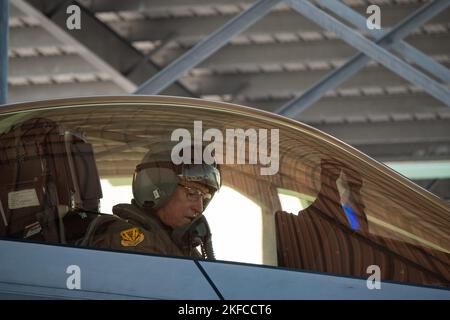 Brig. General dann S. Carlson, Outbound Commander des 154. Wing, bereitet sich auf seinen letzten F-22 Raptor Flug am 7. September 2022 auf der Joint Base Pearl Harbor-Hickam, Hawaii, vor. Im Flügel 154. wurden unter seiner Führung einige der höchsten Auszeichnungen der Air National Guard vergeben, darunter der Outstanding Unit Award und die General Spaatz Trophy. Stockfoto