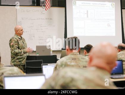 Chief Warrant Officer 4 John Hudson beauftragt Luftverteidigungssoldaten in Fort Bliss, Texas, am 6. September 2022, mit dem Einsatz des neuen Systems von Systemen auf dem Global Combat Support System – Army. Stockfoto