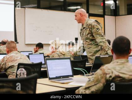 Chief Warrant Officer 4 John Hudson stellte das System von Systemwerkzeugen fast 100 Soldaten der ADA in Fort Bliss, Texas, zur Verfügung, ein 4-tägiger Prozess der Unterrichtsstunden, Einzelhilfe und Bürobesuche. Stockfoto