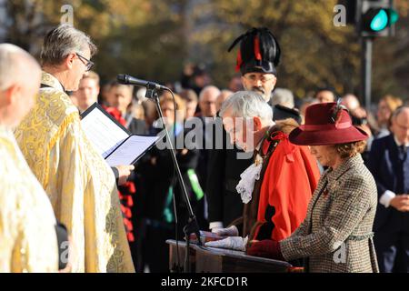 Der neue Oberbürgermeister Nichola Lyons wurde während der Parade 2022 in der City of London, Großbritannien, vor der St. Paul's Cathedral gesegnet Stockfoto