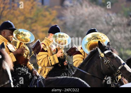 Die lebhafte Lord Mayor's Show 2022 führt an der St. Paul's Cathedral in der City of London, Großbritannien, vorbei Stockfoto