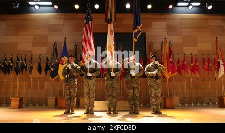 Die Farbwache des 20. Chemical, Biological, Radiological, Nuclear, Explosives (CBRNE) Command Color Guard stellt am 7. September während einer Befehlswechselzeremonie im Myer Auditorium auf dem Aberdeen Proving Ground, Maryland, Waffen vor. Brig. General Daryl O. Hood ersetzte den General Antonio V. Munera und wurde zum neunten kommandierenden General seit der Bildung des Kommandos im Jahr 2004. Stockfoto