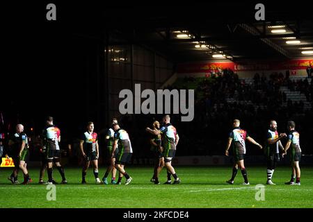 Harlekin-Spieler feiern den Sieg nach dem letzten Pfiff im Herbst-Tourspiel der Barbaren in Twickenham Stoop, London. Bilddatum: Donnerstag, 17. November 2022. Stockfoto