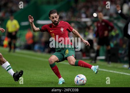 Lissabon, Portugal. 17.. November 2022. Bernardo Silva aus Portugal in Aktion während des Freundschaftsspiels zwischen Portugal und Nigeria, im Alvalade-Stadion in Lissabon, Portugal, am 17. November 2022, vor der Qatar-Weltmeisterschaft 2022. (Bild: © Pedro Fiuza/ZUMA Press Wire) Stockfoto