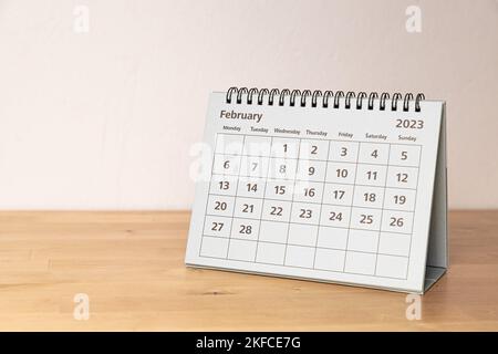 Februar 2023 Papierkalender auf dem Holztisch - Monatsblatt Stockfoto