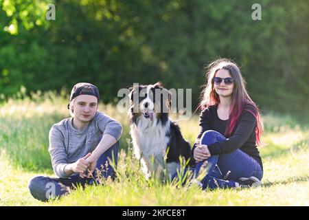 Menschen mit Australian Shepherd Stockfoto