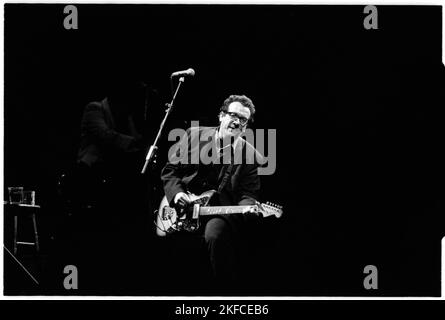 ELVIS COSTELLO, GLASTONBURY FESTIVAL, 1994: Elvis Costello und die Attraktionen spielen live auf der Pyramid Stage beim Glastonbury Festival, England, 25. Juni 1994. Das Datum wurde als das letzte Festivaldatum in Großbritannien angekündigt. Foto: Rob Watkins. INFO: Elvis Costello ist ein englischer Singer-Songwriter und Musiker, der für seinen scharfen Witz und seine genreübergreifende Musik gefeiert wird. Mit der Punk- und New Wave-Bewegung in den späten 1970er Jahren haben Hits wie „Alison“ und „My AIM Is True“ seinen legendären Status gestärkt. Stockfoto