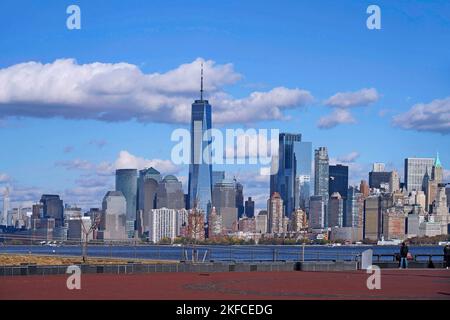 Blick auf die Skyline von Manhattan vom Liberty Island National Park Stockfoto