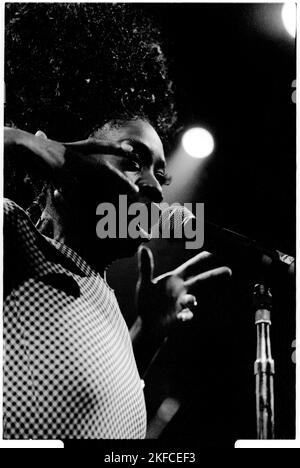 HEATHER SMALL, MPEOPLE, 1994: A Young Heather Small of MPeople (M People) live im Newport Centre, Wales, März 1994. Die Band tourte mit der Single Renaissance, der letzten Single ihres Albums elegant Slumming, das 1994 den Mercury Prize gewann. Foto: Rob Watkins Stockfoto