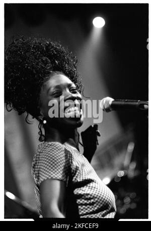 HEATHER SMALL, MPEOPLE, 1994: A Young Heather Small of MPeople (M People) live im Newport Centre, Wales, März 1994. Die Band tourte mit der Single Renaissance, der letzten Single ihres Albums elegant Slumming, das 1994 den Mercury Prize gewann. Foto: Rob Watkins Stockfoto