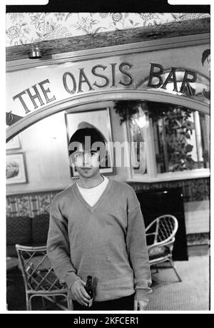 LIAM GALLAGHER, JUNG, PORTRAIT, OASIS, 1994: Liam Gallagher von Oasis trinkt eine Flasche Bier in der Oasis Bar des King's Head Hotels in Newport, Wales, 3. Mai 1994. Die Band aus Manchester war auf ihrer ersten Headline UK Tour, um ihre zweite Single Shakermaker zu unterstützen. Foto: Rob Watkins. Stockfoto