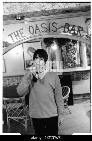 LIAM GALLAGHER, JUNG, PORTRAIT, OASIS, 1994: Liam Gallagher von Oasis trinkt eine Flasche Bier in der Oasis Bar des King's Head Hotels in Newport, Wales, 3. Mai 1994. Die Band aus Manchester war auf ihrer ersten Headline UK Tour, um ihre zweite Single Shakermaker zu unterstützen. Foto: Rob Watkins. Stockfoto