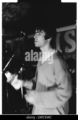 OASIS, ERSTE britische HEADLINE-TOUR, 1994: Liam Gallagher von Oasis bei den legendären TJs in Newport, Wales, 3. Mai 1994. Foto: Rob Watkins. Dies war die erste nationale Headline-Tour der Band zur Unterstützung ihrer zweiten Single Shakermaker. Stockfoto