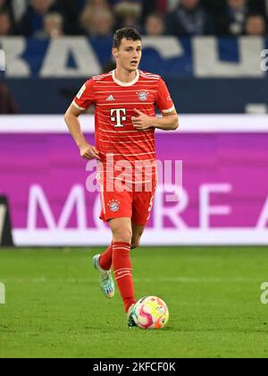 GELSENKIRCHEN - Benjamin Pavard vom FC Bayern München beim Bundesligaspiel zwischen FC Schalke 04 und FC Bayern MŸnchen in der Veltins-Arena am 12. November 2022 in Gelsenkirchen. AP | Niederländische Höhe | GERRIT VON KÖLN Stockfoto