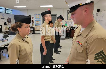 220907-N-LY580-1008 ALEXANDER CITY, Ala 7, 2022) U.S. Marine Corps Sgt. Dylan Rhodes, Karriereberater, Recruiting Station Montgomery, rechts, inspiziert die Uniform der Junior Reserve Officers Training Corps Cadet Natalie Brown der Benjamin Russell High School Navy. Stockfoto