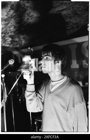 OASIS, ERSTE britische HEADLINE-TOUR, 1994: Liam Gallagher von Oasis bei den legendären TJs in Newport, Wales, 3. Mai 1994. Foto: Rob Watkins. Dies war die erste nationale Headline-Tour der Band zur Unterstützung ihrer zweiten Single Shakermaker. Stockfoto