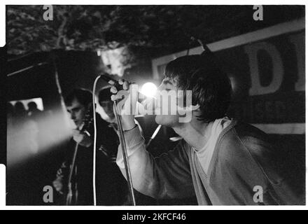 OASIS, ERSTE britische HEADLINE-TOUR, 1994: Liam Gallagher von Oasis bei den legendären TJs in Newport, Wales, 3. Mai 1994. Foto: Rob Watkins. Dies war die erste nationale Headline-Tour der Band zur Unterstützung ihrer zweiten Single Shakermaker. Stockfoto