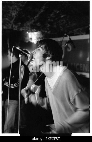 OASIS, ERSTE britische HEADLINE-TOUR, 1994: Liam Gallagher von Oasis bei den legendären TJs in Newport, Wales, 3. Mai 1994. Foto: Rob Watkins. Dies war die erste nationale Headline-Tour der Band zur Unterstützung ihrer zweiten Single Shakermaker. Stockfoto