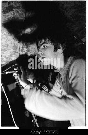 OASIS, ERSTE britische HEADLINE-TOUR, 1994: Liam Gallagher von Oasis bei den legendären TJs in Newport, Wales, 3. Mai 1994. Foto: Rob Watkins. Dies war die erste nationale Headline-Tour der Band zur Unterstützung ihrer zweiten Single Shakermaker. Stockfoto