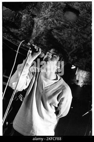 OASIS, ERSTE britische HEADLINE-TOUR, 1994: Liam Gallagher von Oasis bei den legendären TJs in Newport, Wales, 3. Mai 1994. Foto: Rob Watkins. Dies war die erste nationale Headline-Tour der Band zur Unterstützung ihrer zweiten Single Shakermaker. Stockfoto