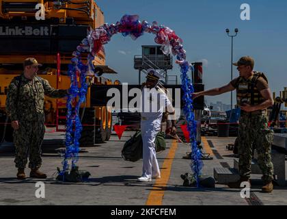 SAN DIEGO (Sept. 7, 2022) Bef. EKON George, Middle, Executive Officer, tritt vom Kopf des Schnellangriffs-U-Bootes USS Scranton (SSN 756) der Los Angeles-Klasse ab, nachdem das Schiff am Ende eines siebenmonatigen Einsatzes, dem 7. September, in den Naval Base Point Loma eingezogen wurde. Scranton hat während des Einsatzes fast 50.000 Seemeilen zurückgelegt und sah Hafenbesuche in Guam, Yokosuka und Okinawa. Stockfoto