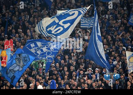 GELSENKIRCHEN - Schalke 04 Fans beim Bundesliga-Spiel zwischen FC Schalke 04 und FC Bayern MŸnchen in der Veltins-Arena am 12. November 2022 in Gelsenkirchen, Deutschland. AP | Niederländische Höhe | GERRIT VON KÖLN Stockfoto