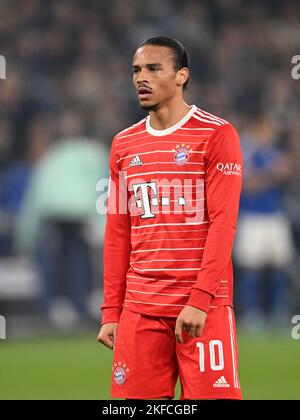 GELSENKIRCHEN - Leroy Sane vom FC Bayern München beim Bundesliga-Spiel zwischen FC Schalke 04 und FC Bayern MŸnchen in der Veltins-Arena am 12. November 2022 in Gelsenkirchen. AP | Niederländische Höhe | GERRIT VON KÖLN Stockfoto