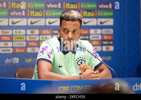 Turin, Italien. 17.. November 2022. Rodrygo von Brasilien während der Pressekonferenz der brasilianischen Fußballnationalmannschaft vor der Finalphase der Weltmeisterschaft 2022 in Katar, im Juventus Training Center, 17. November 2022, Turin, Italien. Foto Nderim Kaceli Kredit: Unabhängige Fotoagentur/Alamy Live Nachrichten Stockfoto