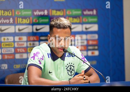 Turin, Italien. 17/11/2022, Rodrygo von Brasilien während der Pressekonferenz der brasilianischen Fußballnationalmannschaft vor dem Finale der Weltmeisterschaft 2022 in Katar, im Juventus Training Center, 17. November 2022, Turin, Italien. Foto Nderim Kaceli Stockfoto