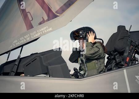 1. LT. Kelsey Flannery, ein F-35A Lightning II Pilot, der dem 134.-Kampfgeschwader des 158.-Kampfflügels der Vermont Air National Guard zugewiesen wurde, bereitet sich auf den Start für eine Trainingsmission vom South Burlington Air National Guard Base, Vermont, 7. September 2022 vor. Flannery, die erste weibliche F-35-Pilotin der Air National Guard, machte ihren ersten Flug mit der 158., nachdem sie von drei Jahren Flugtraining zurückgekehrt war. Stockfoto