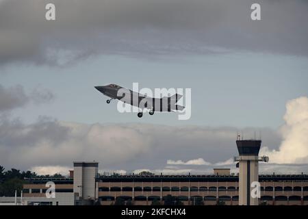 1. LT. Kelsey Flannery, ein F-35A Lightning II Pilot, der dem 134.-Jagdgeschwader des 158.-Jagdflügels der Vermont Air National Guard zugewiesen wurde, nimmt am 7. September 2022 eine Trainingsmission vom South Burlington Air National Guard Base, Vermont, in Anspruch. Flannery, die erste weibliche F-35-Pilotin der Air National Guard, machte ihren ersten Flug mit der 158., nachdem sie von drei Jahren Flugtraining zurückgekehrt war. Stockfoto