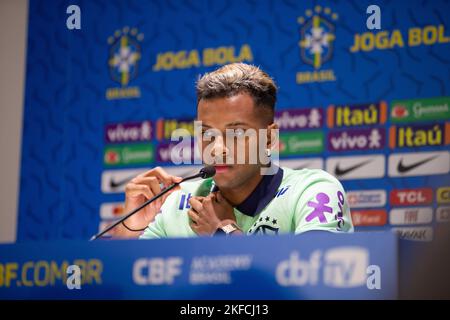 Turin, Italien. 17/11/2022, Rodrygo von Brasilien während der Pressekonferenz der brasilianischen Fußballnationalmannschaft vor dem Finale der Weltmeisterschaft 2022 in Katar, im Juventus Training Center, 17. November 2022, Turin, Italien. Foto Nderim Kaceli Stockfoto