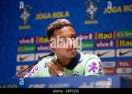 Turin, Italien. 17/11/2022, Rodrygo von Brasilien während der Pressekonferenz der brasilianischen Fußballnationalmannschaft vor dem Finale der Weltmeisterschaft 2022 in Katar, im Juventus Training Center, 17. November 2022, Turin, Italien. Foto Nderim Kaceli Stockfoto