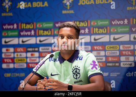 Turin, Italien. 17/11/2022, Rodrygo von Brasilien während der Pressekonferenz der brasilianischen Fußballnationalmannschaft vor dem Finale der Weltmeisterschaft 2022 in Katar, im Juventus Training Center, 17. November 2022, Turin, Italien. Foto Nderim Kaceli Stockfoto