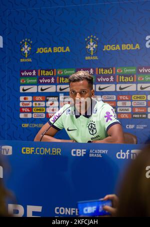 Turin, Italien. 17/11/2022, Rodrygo von Brasilien während der Pressekonferenz der brasilianischen Fußballnationalmannschaft vor dem Finale der Weltmeisterschaft 2022 in Katar, im Juventus Training Center, 17. November 2022, Turin, Italien. Foto Nderim Kaceli Stockfoto