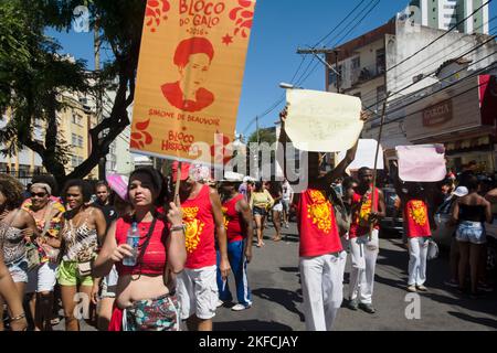 Salvador, Bahia, Brasilien - 08. Februar 2016: Menschen werden mit Spruchbändern und Plakaten während des Karnevals in der Nachbarschaft in der Stadt Salvador, aufgerufen, gesehen Stockfoto