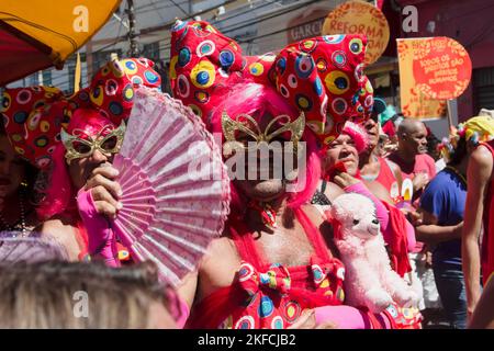 Salvador, Bahia, Brasilien - 08. Februar 2016: Während des Karnevals in der Stadt Salvador, genannt Troca, werden die Menschen angezogen und tanzen Stockfoto