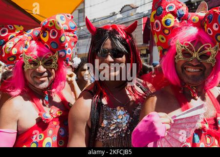 Salvador, Bahia, Brasilien - 08. Februar 2016: Während des Karnevals in der Stadt Salvador, genannt Troca, werden die Menschen angezogen und tanzen Stockfoto