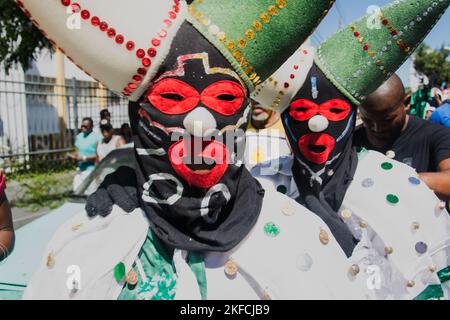 Salvador, Bahia, Brasilien - 08. Februar 2016: Während des Karnevals in der Stadt Salvador, genannt Troca, werden die Menschen angezogen und tanzen Stockfoto