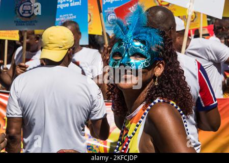 Salvador, Bahia, Brasilien - 08. Februar 2016: Während des Karnevals in der Stadt Salvador, genannt Troca, werden die Menschen angezogen und tanzen Stockfoto