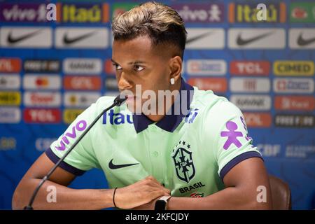 Turin, Italien. 17.. November 2022. Rodrygo von Brasilien während der Pressekonferenz der brasilianischen Fußballnationalmannschaft vor der Finalphase der Weltmeisterschaft 2022 in Katar, im Juventus Training Center, 17. November 2022, Turin, Italien. Foto Nderim Kaceli Kredit: Unabhängige Fotoagentur/Alamy Live Nachrichten Stockfoto