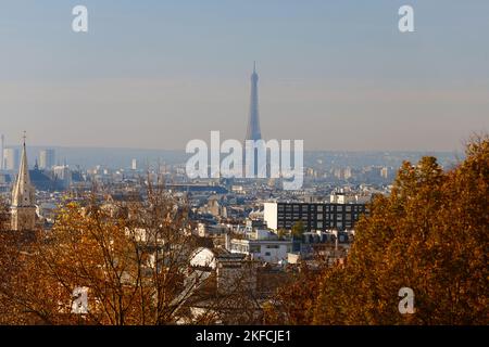 Blick auf Paris und den Eiffelturm vom Belleville-Viertel. Paris Stockfoto