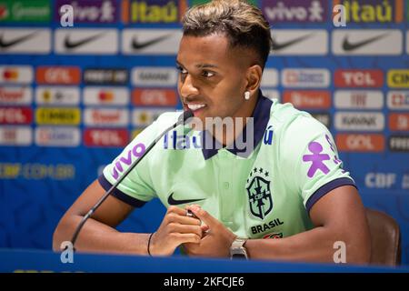 Turin, Italien. 17/11/2022, Rodrygo von Brasilien während der Pressekonferenz der brasilianischen Fußballnationalmannschaft vor dem Finale der Weltmeisterschaft 2022 in Katar, im Juventus Training Center, 17. November 2022, Turin, Italien. Foto Nderim Kaceli Stockfoto