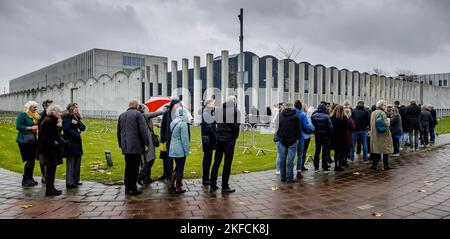 Am 17. November 2022 treffen Verwandte im Justizkomplex Schiphol in Badhoevedorp, Niederlande, ein, bevor sie im umfassenden Strafverfahren über den Abschuss von Flug MH17 urteilen. Vier Männer werden wegen der Beteiligung an der Katastrophe, bei der alle Insassen getötet wurden, angeklagt. ANP SEM VAN DER WAL niederlande Out - belgien Out Stockfoto